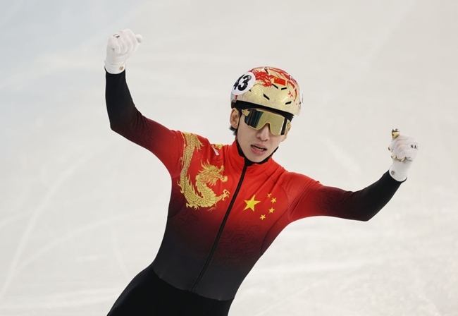 2月8日，林孝埈慶祝奪冠。新華社記者 黃偉 攝