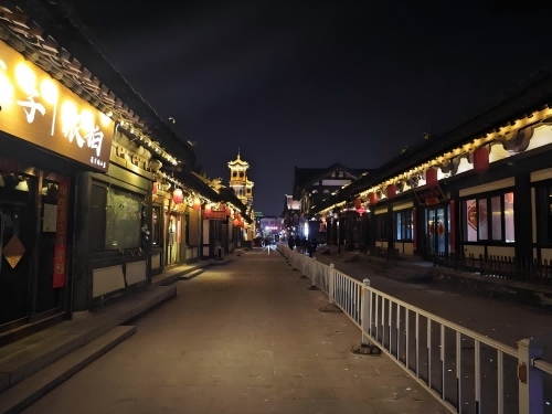 道歉公告發(fā)布后，夜晚10時的古城。人民網(wǎng)記者 黃鈺攝