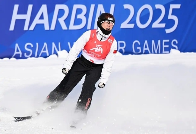2月9日，徐夢桃在完成動作后慶祝。新華社記者 夏一方攝