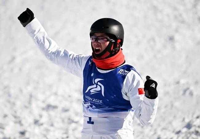 2月9日，李心鵬在比賽后慶祝。新華社記者 夏一方攝