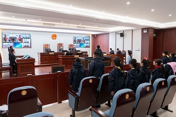 圖③：同學(xué)們開展模擬法庭活動。