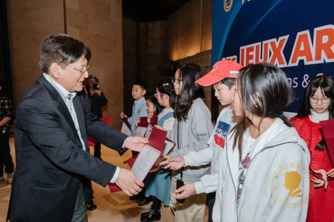 圖2：亞丁為獲獎(jiǎng)兒童頒發(fā)證書(shū)。法中交流促進(jìn)會(huì)供圖