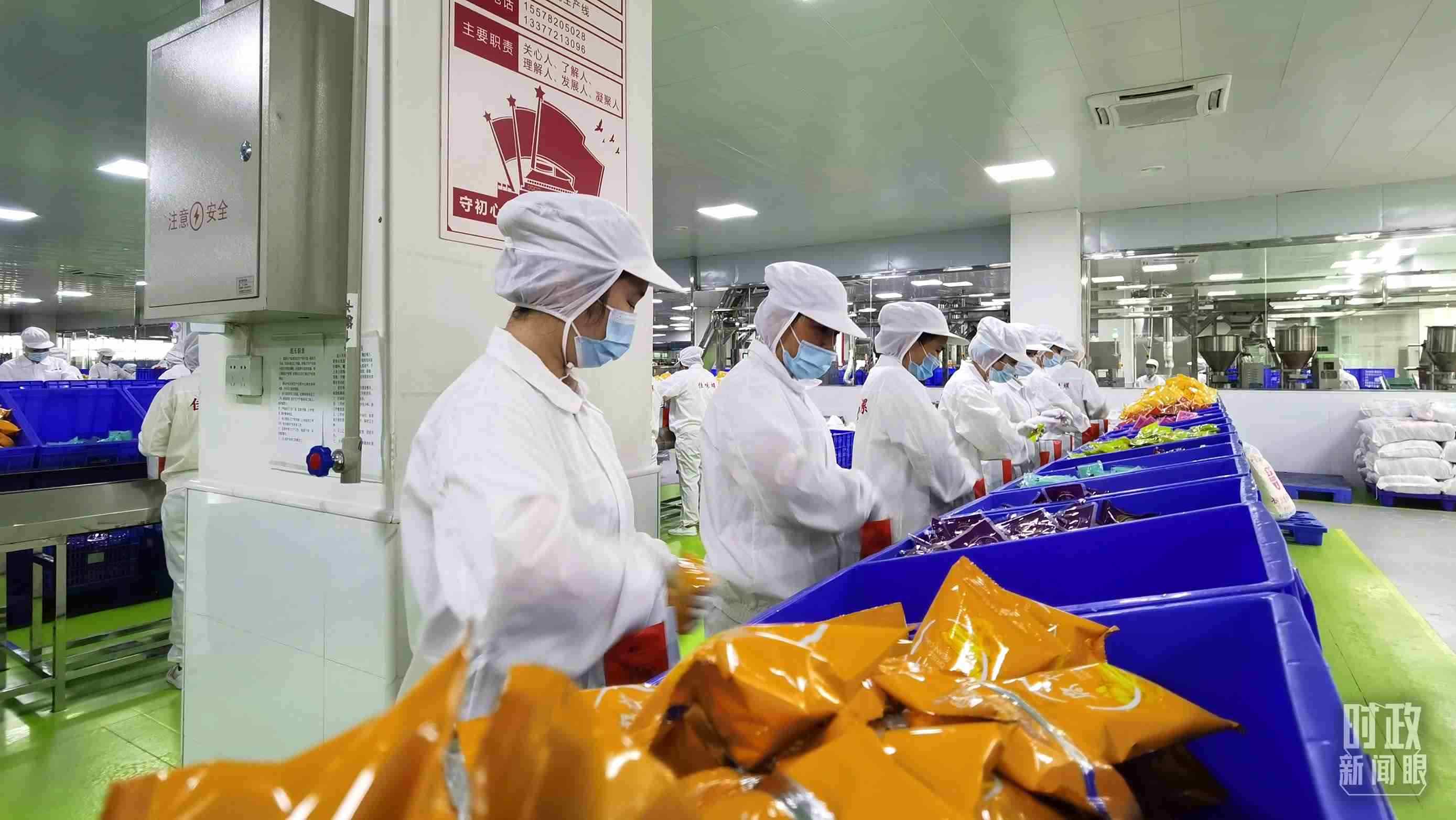 △廣西柳州螺螄粉配料包生產(chǎn)線。（總臺央視記者郭鴻拍攝）