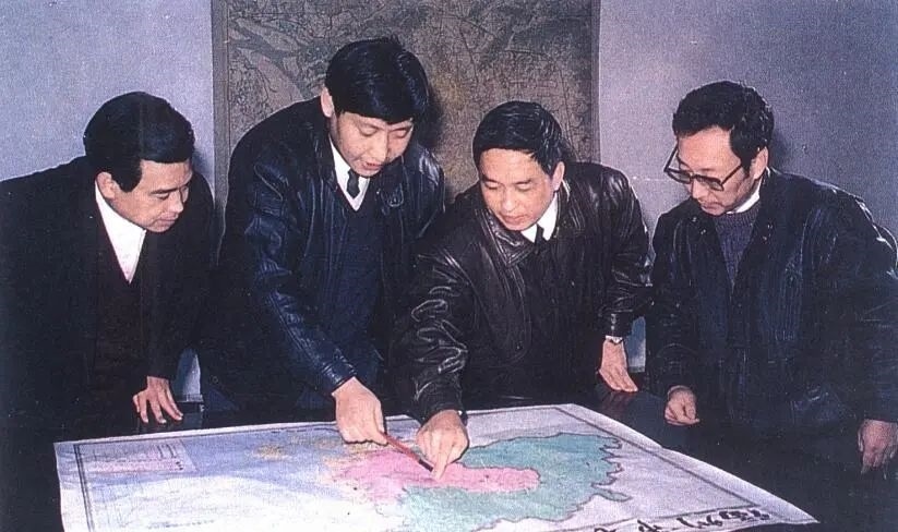 1991年12月，習(xí)近平與同事討論福州市戰(zhàn)略規(guī)劃設(shè)想。（圖源：《習(xí)近平在福州》）