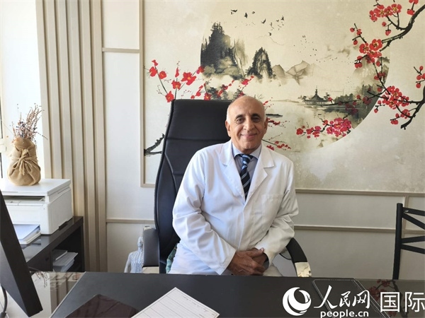哈利勒在他的辦公室。人民網(wǎng)記者 黃培昭攝