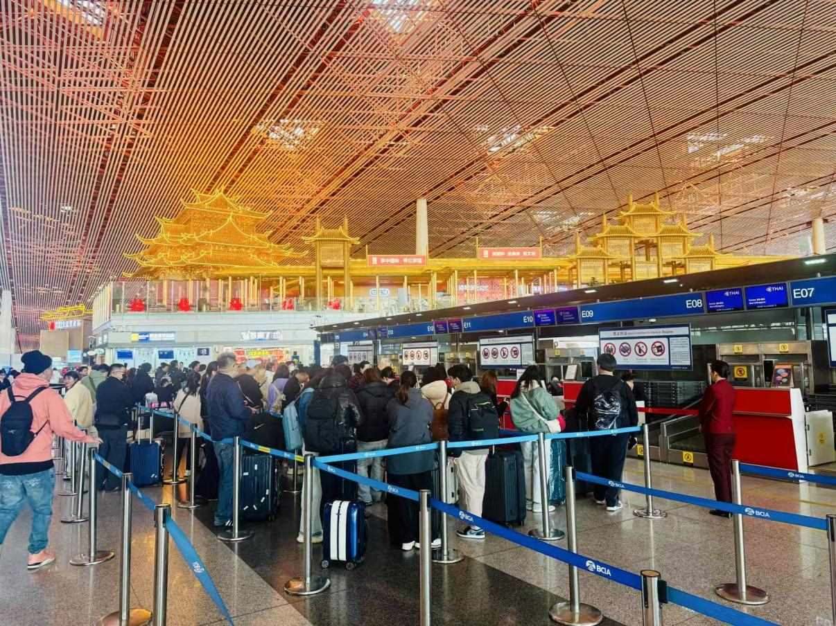 旅客在首都機(jī)場(chǎng)值機(jī)柜臺(tái)辦理乘機(jī)手續(xù)。人民網(wǎng)記者 喬雪峰攝