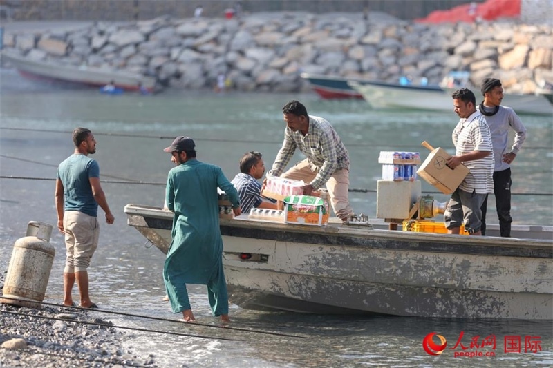 當?shù)厝藗冊谶\送生活物資。人民網(wǎng) 塔里克·易卜拉欣攝