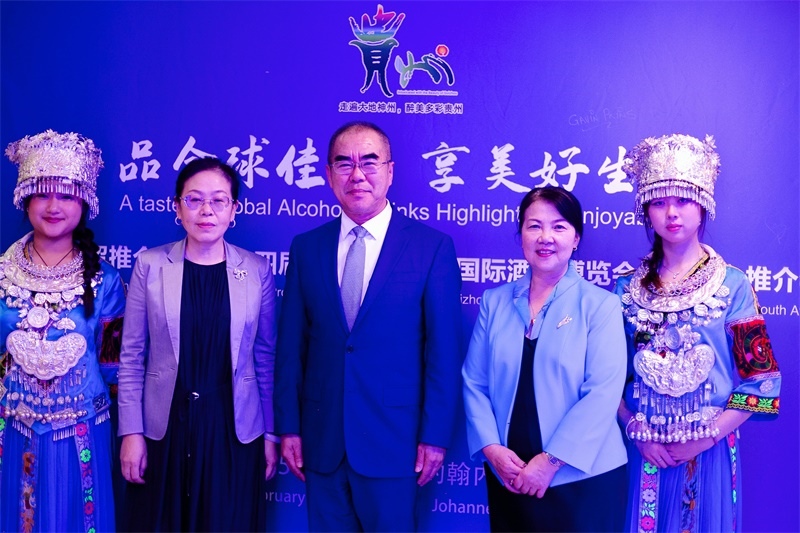 潘慶江總領(lǐng)事與王洪波秘書長合影。（南非貴州商會供圖）