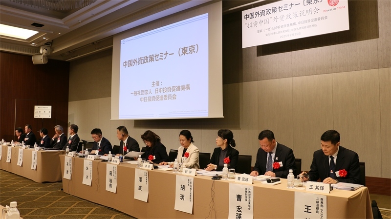 商務(wù)部和工業(yè)和信息化部相關(guān)司局負(fù)責(zé)人進(jìn)行政策說明以及答疑解惑。人民網(wǎng) 許可攝