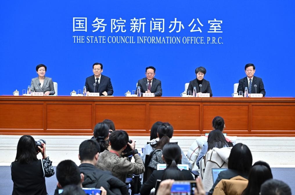 2月28日，國(guó)務(wù)院新聞辦公室在北京舉行國(guó)務(wù)院政策例行吹風(fēng)會(huì)，民政部副部長(zhǎng)唐承沛、財(cái)政部副部長(zhǎng)郭婷婷、自然資源部副部長(zhǎng)許大純、住房城鄉(xiāng)建設(shè)部副部長(zhǎng)姜萬(wàn)榮和國(guó)務(wù)院新聞辦公室新聞發(fā)言人介紹2024年國(guó)務(wù)院部門(mén)辦理全國(guó)人大代表建議和全國(guó)政協(xié)提案工作有關(guān)情況，并答記者問(wèn)。新華社記者 李鑫 攝