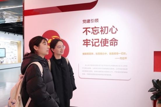 實(shí)踐支隊(duì)隊(duì)員參訪(fǎng)昆山科博館。學(xué)校供圖