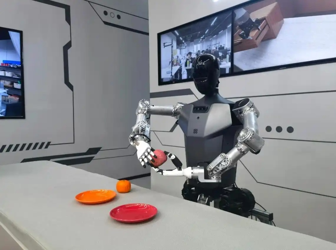 △2025年2月24日，北京“機器人大世界”展出的機器人正在完成日常家務。