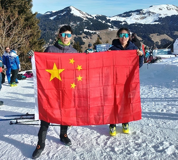 U18垂直競速男子冠軍貢松郎（左）加和女子冠軍普姆阿尼賽后舉國旗慶祝。中國滑雪登山隊(duì)供圖