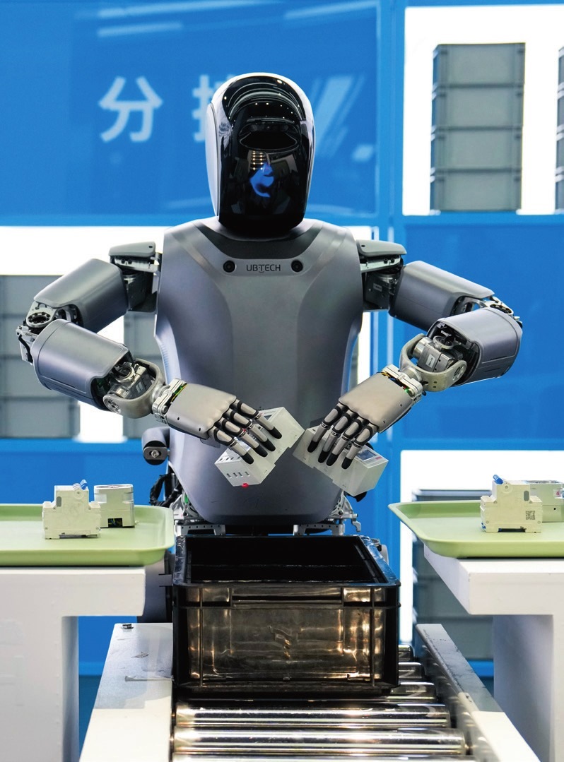 北京“機(jī)器人大世界”展示的優(yōu)必選人形機(jī)器人（2025年2月24日攝）。鞠煥宗攝/本刊
