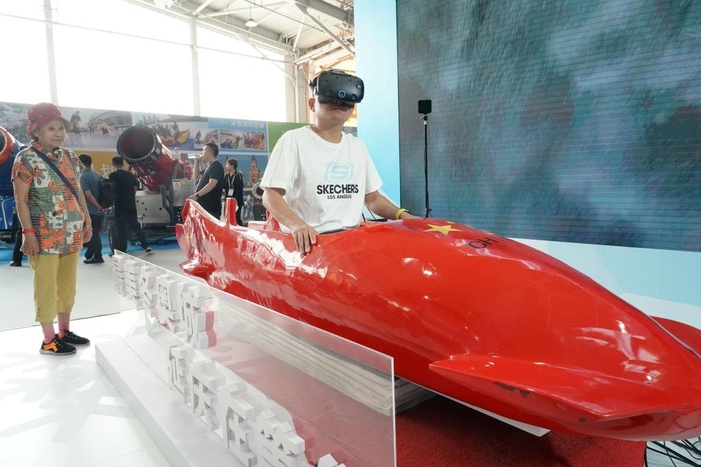 2023年9月15日，觀眾在2023國際冬季運動（北京）博覽會現(xiàn)場通過VR設(shè)備體驗雪車。新華社記者 任超 攝
