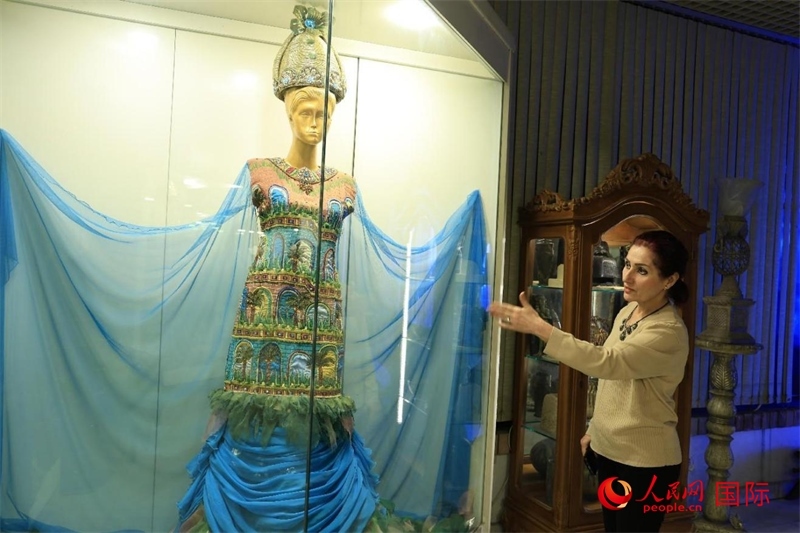 設(shè)計(jì)師展示服飾。人民網(wǎng)伊納斯·易卜拉欣攝