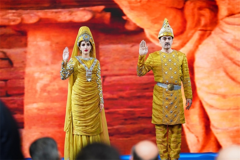 伊拉克時(shí)尚館舉辦的時(shí)裝展上，模特展示亞述時(shí)期服飾。伊拉克時(shí)尚館供圖