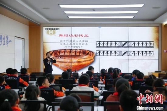 圖為學(xué)生在“國寶音樂會”社教課中了解舞蹈紋彩陶盆。中新社記者 馬銘言 攝