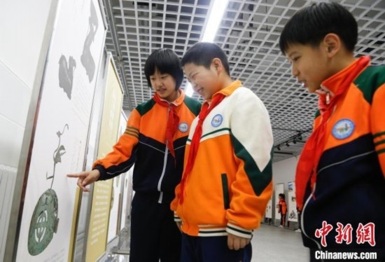 圖為學(xué)生了解出土于青海省西寧市大通回族土族自治縣的漢代鸞鳳銅熏爐蓋。中新社記者 馬銘言 攝