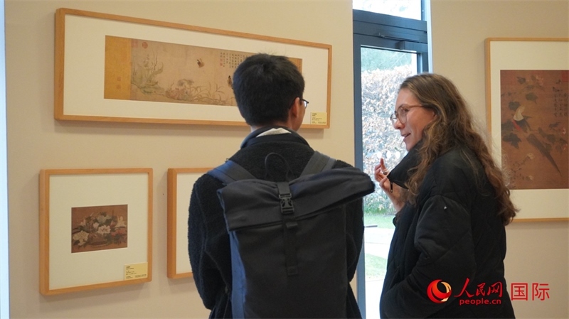 劍橋大學學者參觀宋畫特展。人民網(wǎng) 徐量攝