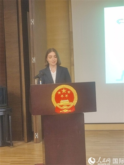 意方學(xué)生代表白綺花發(fā)言。人民網(wǎng)記者 鄭彬攝