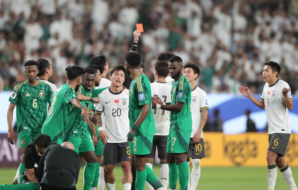 3月20日，主裁判向中國隊球員林良銘出示紅牌。新華社記者 王東震 攝