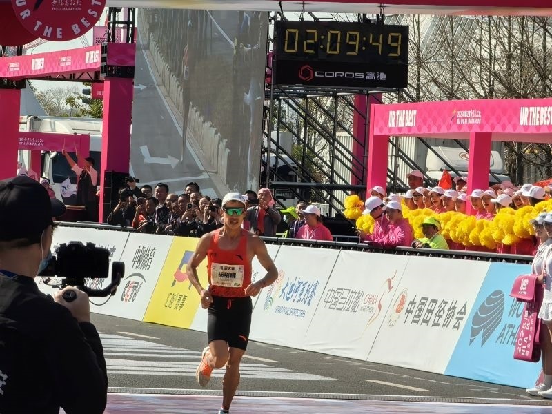 楊紹輝通過(guò)比賽終點(diǎn)。 人民網(wǎng)記者 楊磊攝