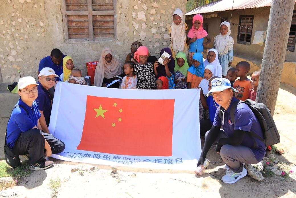 專家組與當地村民合影。專家組供圖