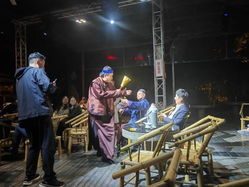 3月24日，《鶴鳴傳奇》在四川省成都市人民公園鶴鳴茶社演出。新華社記者 張海磊 攝