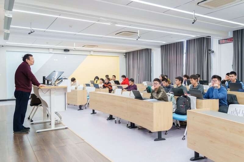 北航面向全校本科生開設(shè)《人工智能導(dǎo)論》通識必修課。校方供圖