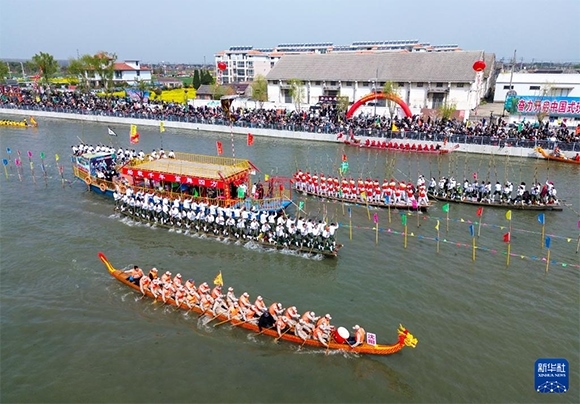 4月4日， 選手在參加茅山會(huì)船盛會(huì)（無人機(jī)照片）。新華社發(fā)（顧繼紅 攝）