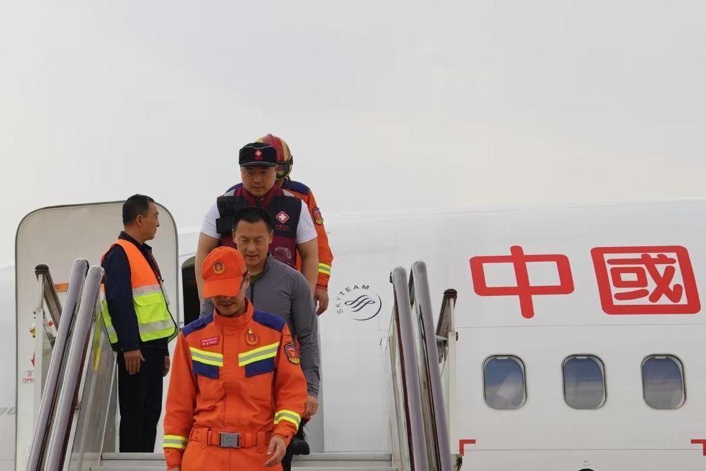 4月6日，在云南省昆明長水機場，中國云南救援醫(yī)療隊抵達昆明。新華社記者 高詠薇 攝