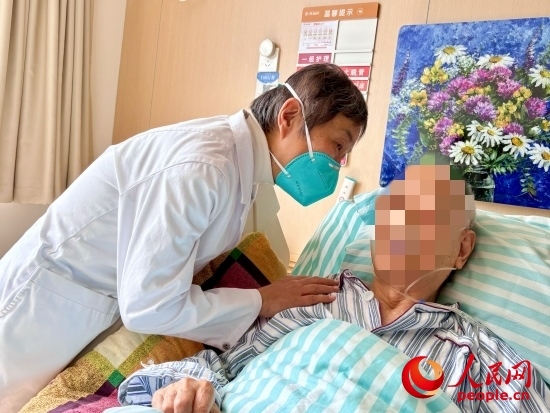 秦苑查房時(shí)詢問(wèn)患者情況。人民網(wǎng) 陳葉欣攝