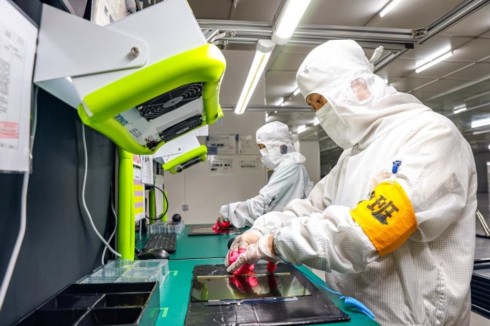 3月27日，在位于寧夏賀蘭工業(yè)園區(qū)的湯姆森電氣有限公司生產(chǎn)車間內(nèi)，工作人員制作硅膠絕緣護(hù)套。新華社記者 楊植森 攝