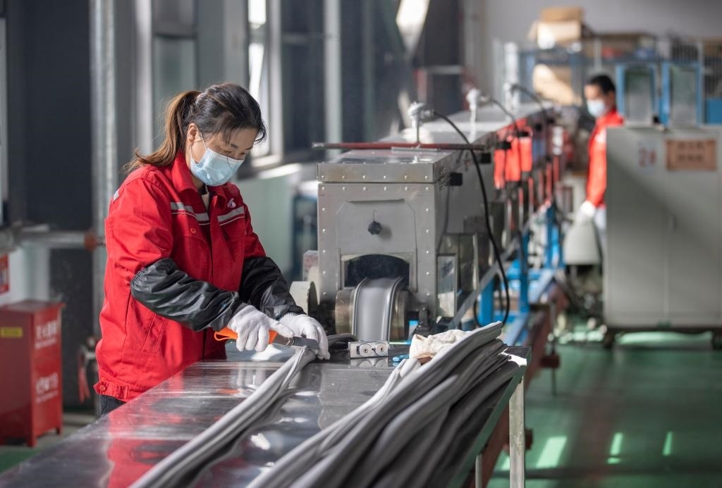 3月27日，在位于寧夏賀蘭工業(yè)園區(qū)的湯姆森電氣有限公司生產(chǎn)車間內(nèi)，工作人員制作硅膠絕緣護(hù)套。新華社記者 楊植森 攝
