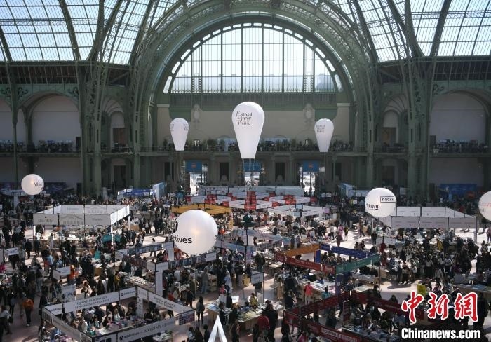 當(dāng)?shù)貢r(shí)間4月11日，2025年巴黎圖書(shū)節(jié)在巴黎大皇宮揭幕。圖為巴黎大皇宮的圖書(shū)節(jié)現(xiàn)場(chǎng)。中新社記者 李洋 攝