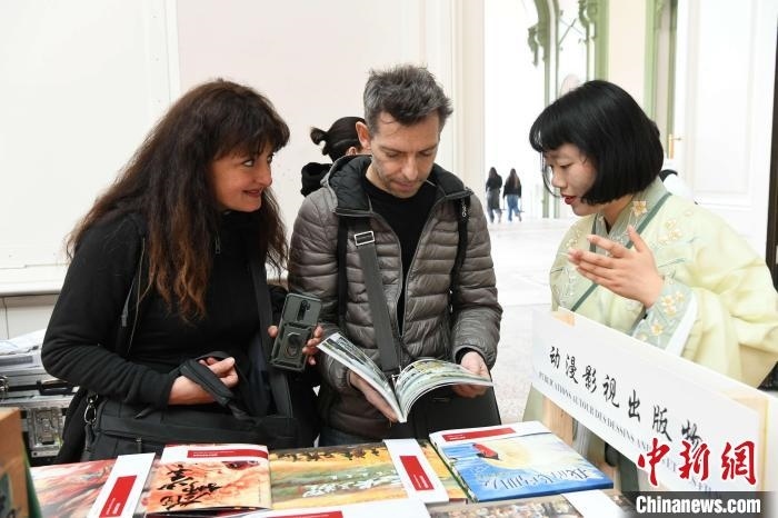 當(dāng)?shù)貢r(shí)間4月11日，2025年巴黎圖書(shū)節(jié)在巴黎大皇宮揭幕。中國(guó)出版代表團(tuán)攜千余種中國(guó)精品圖書(shū)亮相展會(huì)。 中新社記者 李洋 攝