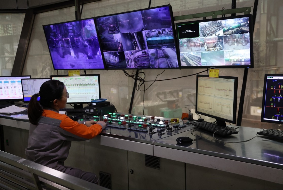 工作人員在馬中關(guān)丹產(chǎn)業(yè)園內(nèi)的聯(lián)合鋼鐵生產(chǎn)車間內(nèi)工作。（人民日?qǐng)?bào)記者楊一 攝）