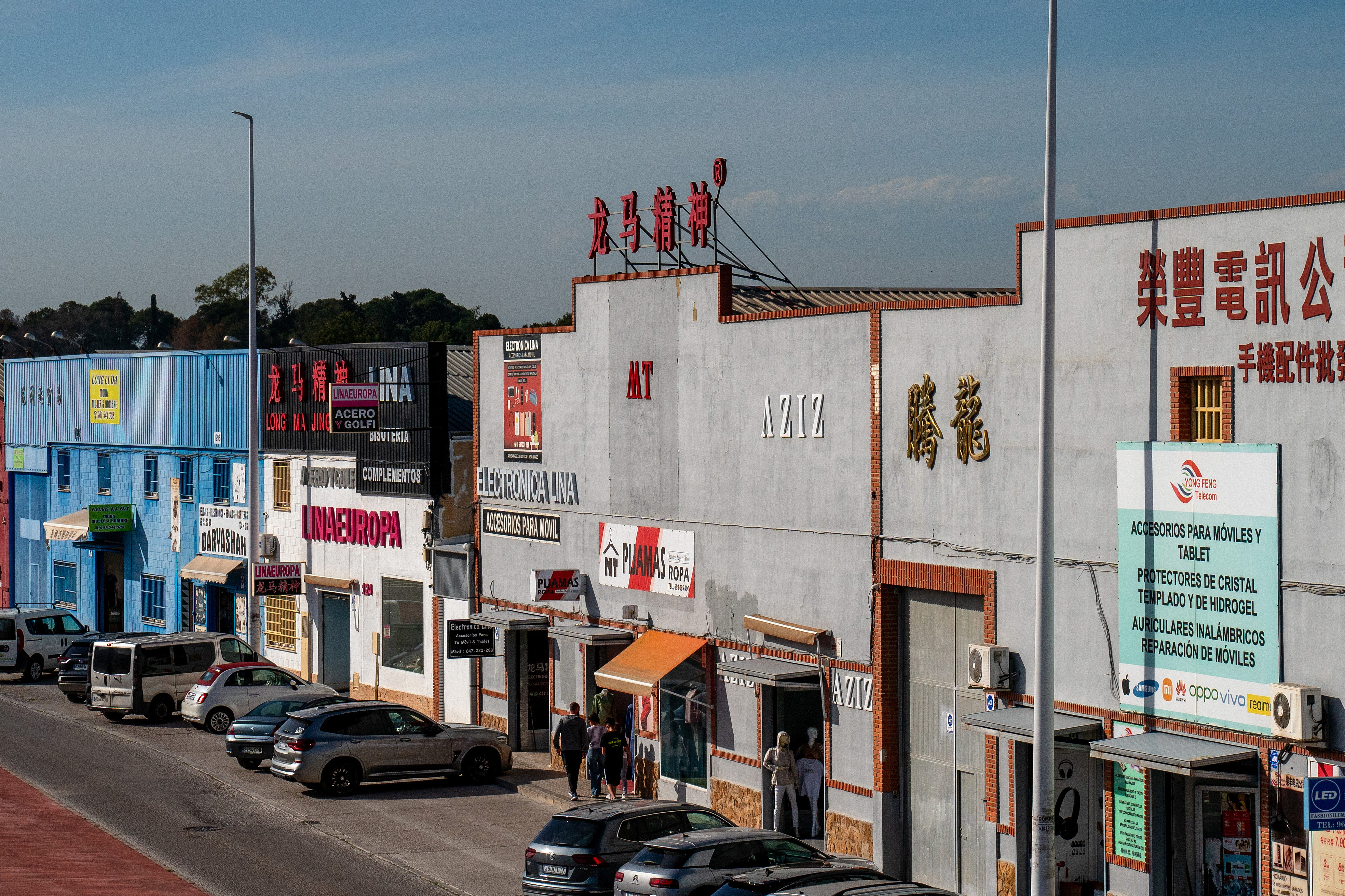 當(dāng)?shù)貢r間2025年4月10日，西班牙瓦倫西亞國際機(jī)場附近的中資批發(fā)零售商店。