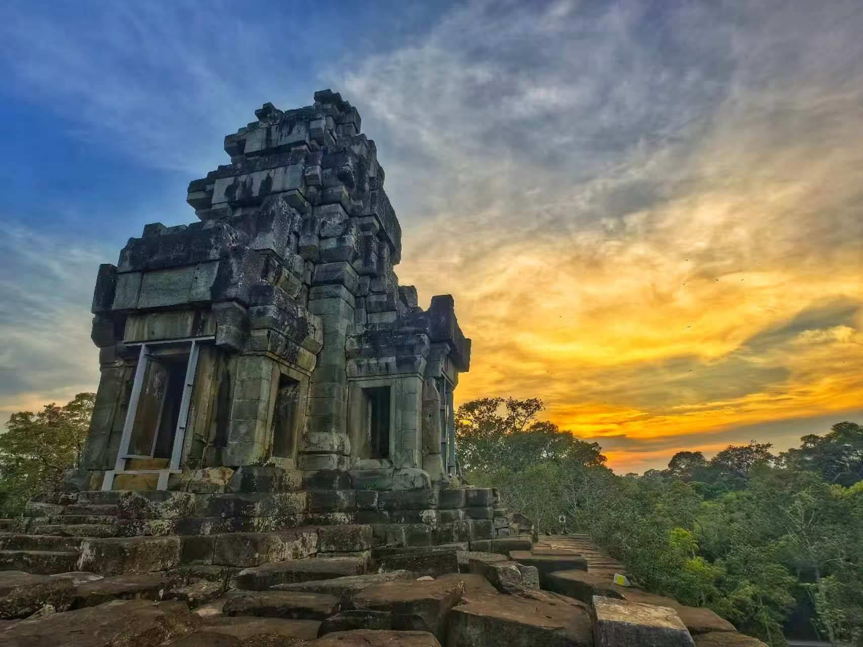 由中國專家修復(fù)的茶膠寺最高處的砂巖塔。（人民日報記者強薇 攝）