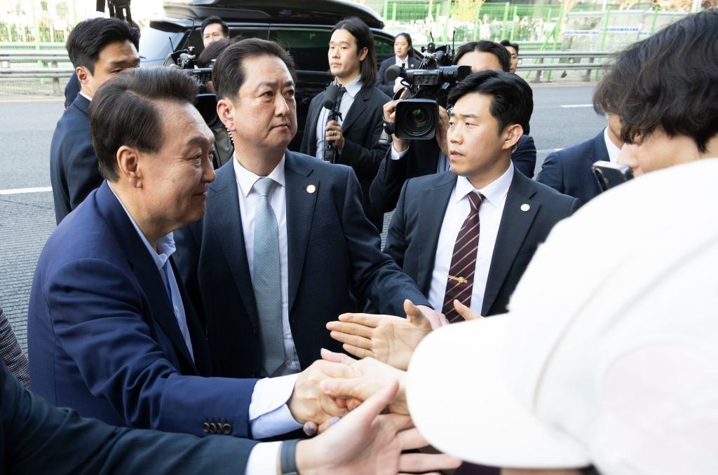 4月11日，韓國(guó)前總統(tǒng)尹錫悅（左一）在離開首爾漢南洞官邸時(shí)與支持者握手。新華社發(fā)（全休相攝）