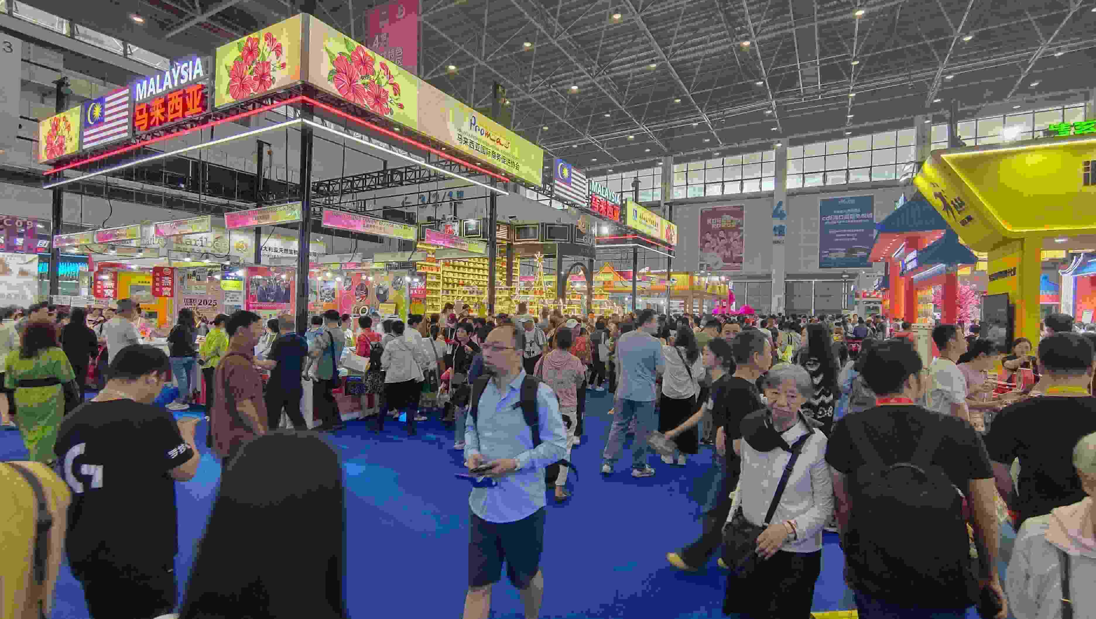 消博會(huì)迎來(lái)公眾開放日，眾多市民、客商來(lái)到展館參觀、購(gòu)物。人民網(wǎng)記者 李彤?dāng)z