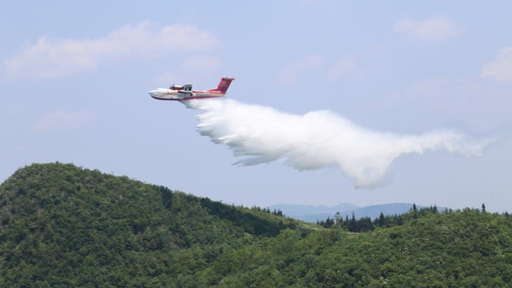 AG600飛機在四川西昌開展典型滅火場景驗證試飛科目（2023年6月攝）。新華社發(fā)（中國航空工業(yè)集團供圖）
