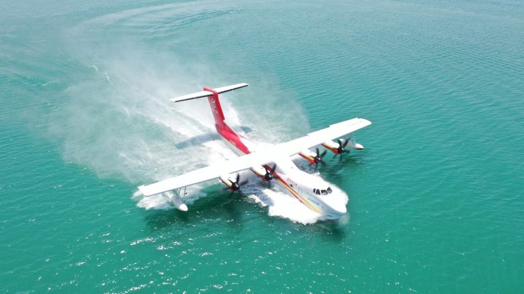 AG600飛機在湖北荊門開展水上科目試飛（2023年4月攝）。新華社發(fā)（中國航空工業(yè)集團供圖）