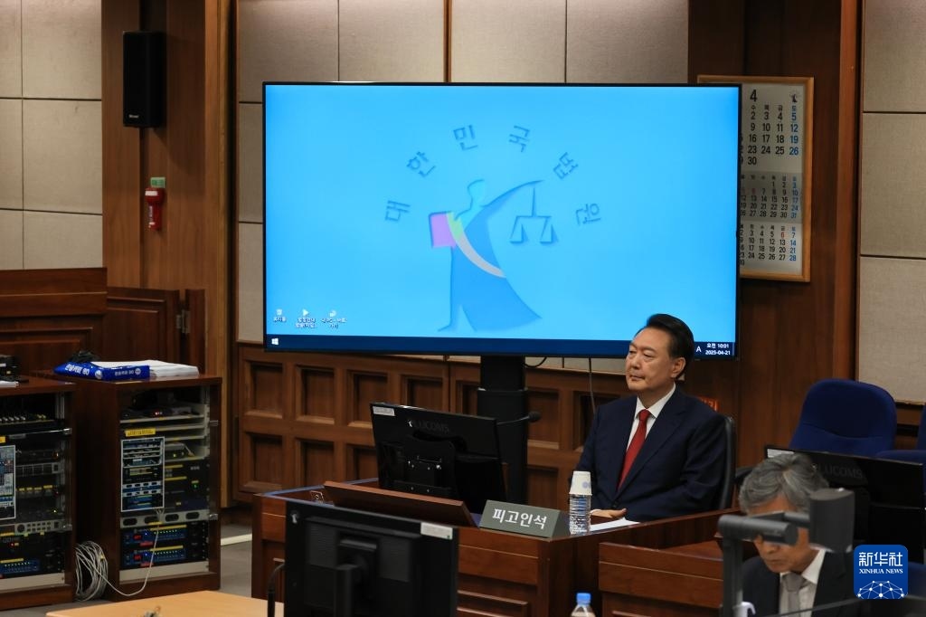 4月21日，尹錫悅在韓國首爾中央地方法院出席庭審。新華社/紐西斯通訊社