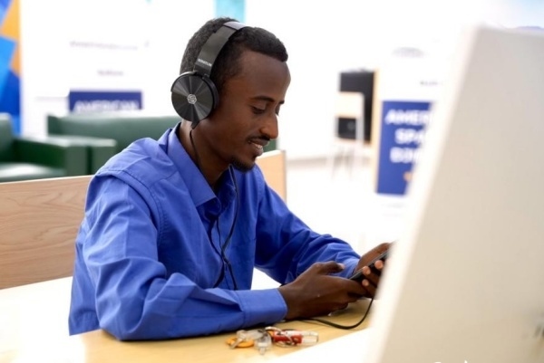 在明亮現(xiàn)代的信息技術(shù)閱覽室，當(dāng)?shù)刈x者正在沉浸式學(xué)習(xí)，塔里克·易卜拉欣攝