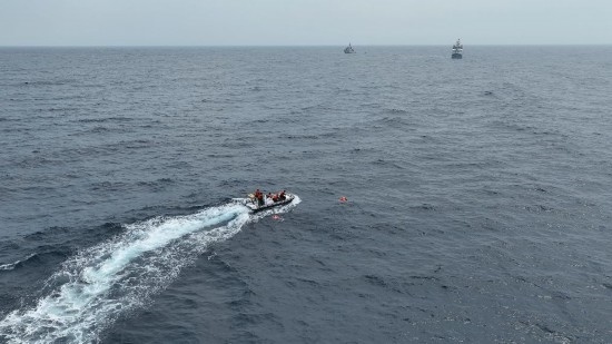 4月23日，中越海警開展海上聯(lián)合搜救演練，模擬營(yíng)救落水人員。（中國(guó)海警供圖）