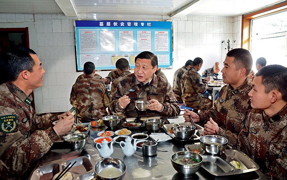 2014年1月26日，習(xí)近平主席專(zhuān)程來(lái)到內(nèi)蒙古軍區(qū)邊防某部，親切看望慰問(wèn)戍邊官兵。這是在連隊(duì)食堂，習(xí)近平主席同戰(zhàn)士們一起用餐。