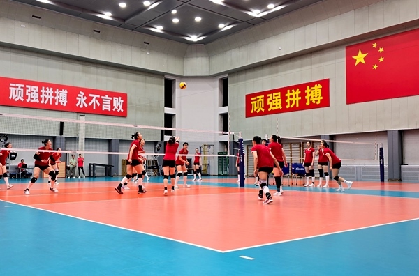 4月28日，中國(guó)女排在主教練趙勇的帶領(lǐng)下進(jìn)行訓(xùn)練。人民網(wǎng)記者 胡雪蓉?cái)z