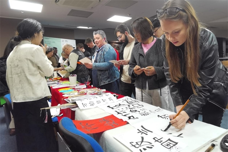 現(xiàn)場來賓體驗中國傳統(tǒng)文化。中國駐波蘭大使館供圖。
